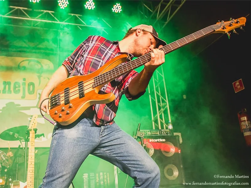 Henrique Regiani tocando contrabaixo ao vivo