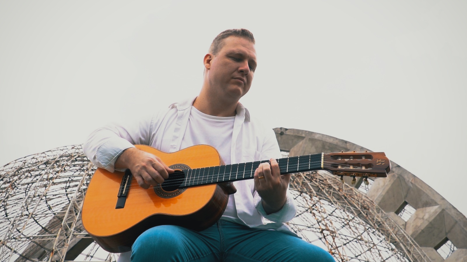 Henrique Regiani com violão clássico